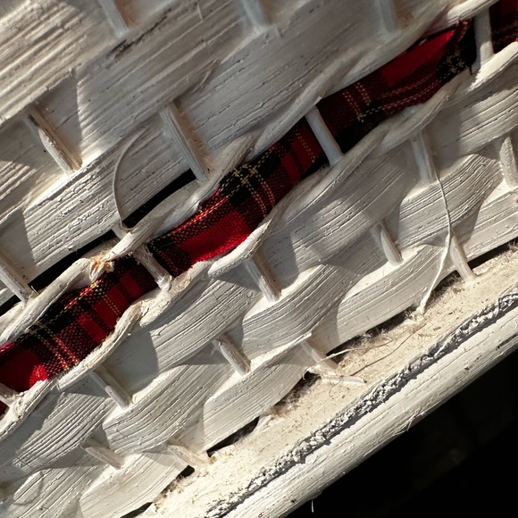 Beautiful Vintage White Wicker Christmas Sleigh w/ Greenery & Decor 15” x 11” - Picture 9 of 12